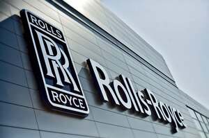 Logotipo de Rolls-Royce  Logotipo de Rolls-Royce en el edificio de Polonia